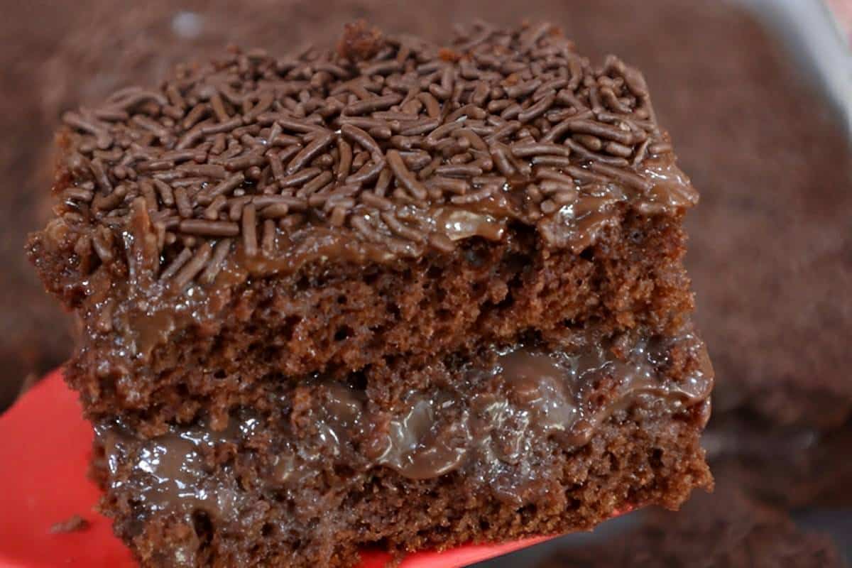Bolo brigadeiro molhadinho e delicioso para servir no lanche ou na festinha de aniversário