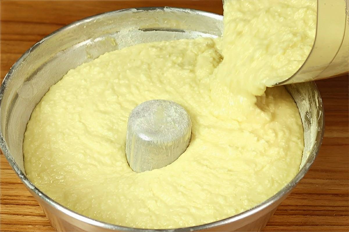Bolo de aipim de liquidificador rápido fácil e perfeito para servir no lanche ou no café