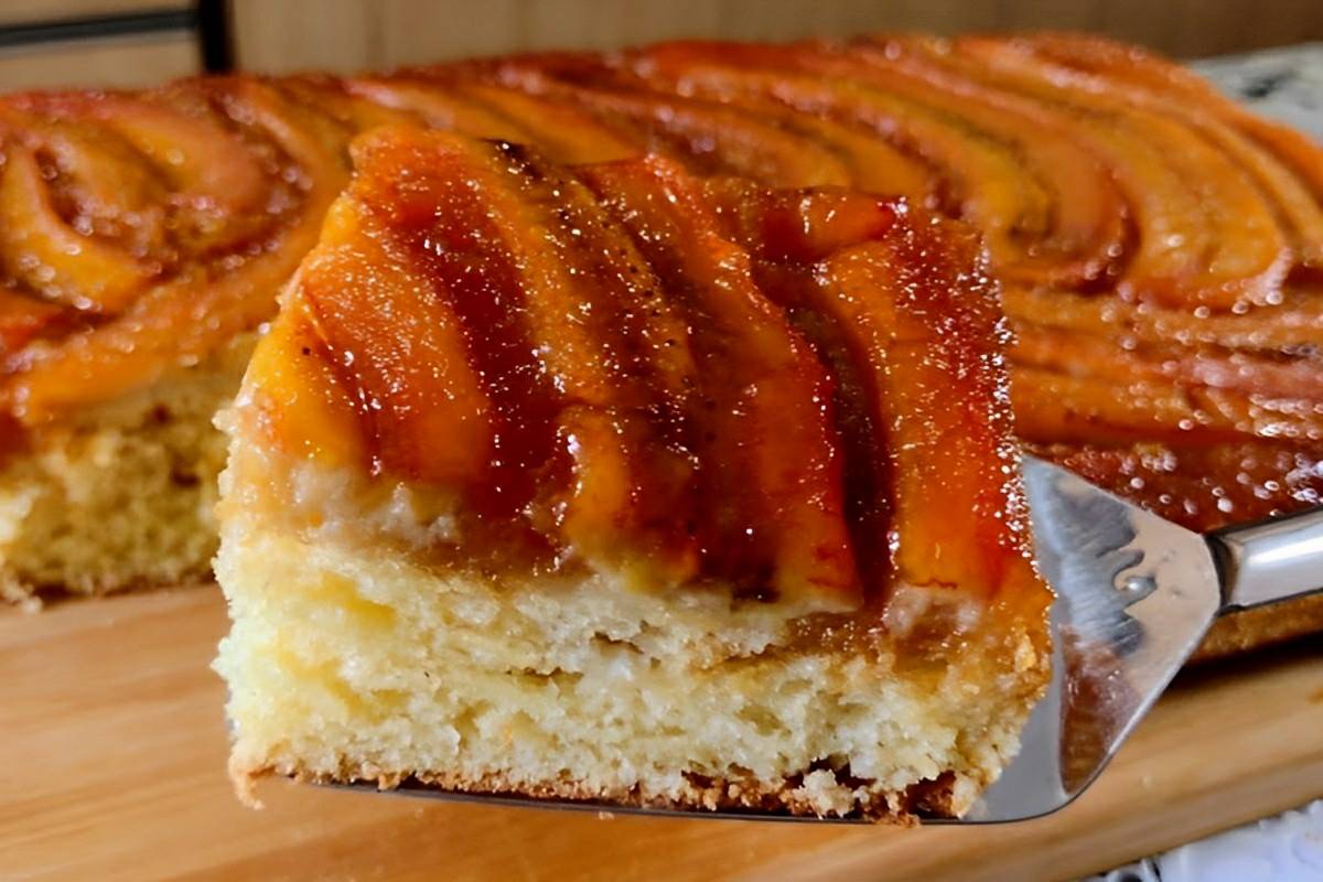 Bolo de banana caramelada o melhor bolo de liquidificador para servir no café ou lanche