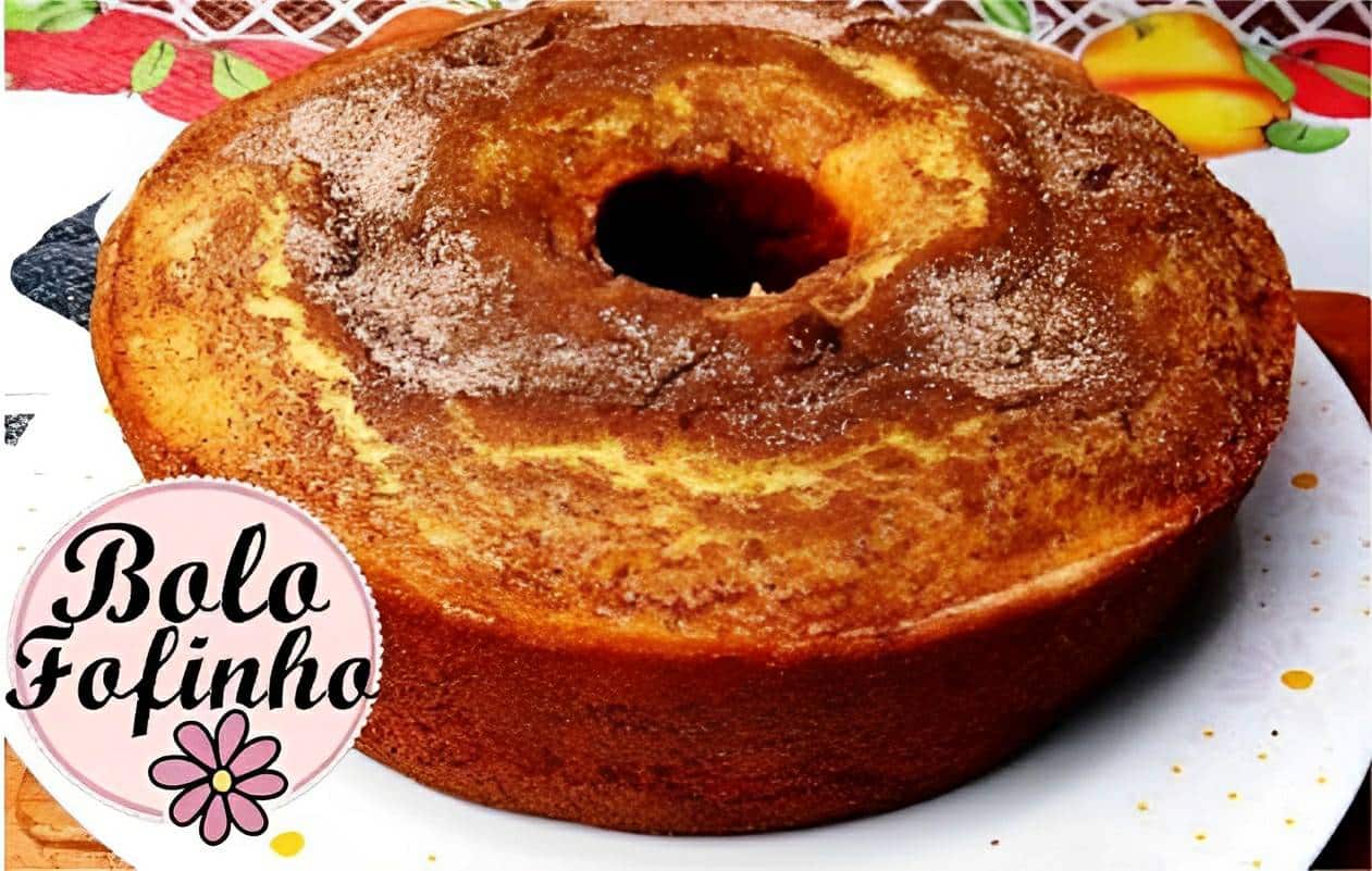 Bolo de banana com cobertura de açúcar e canela fofinho delicioso e perfeito para o lanche