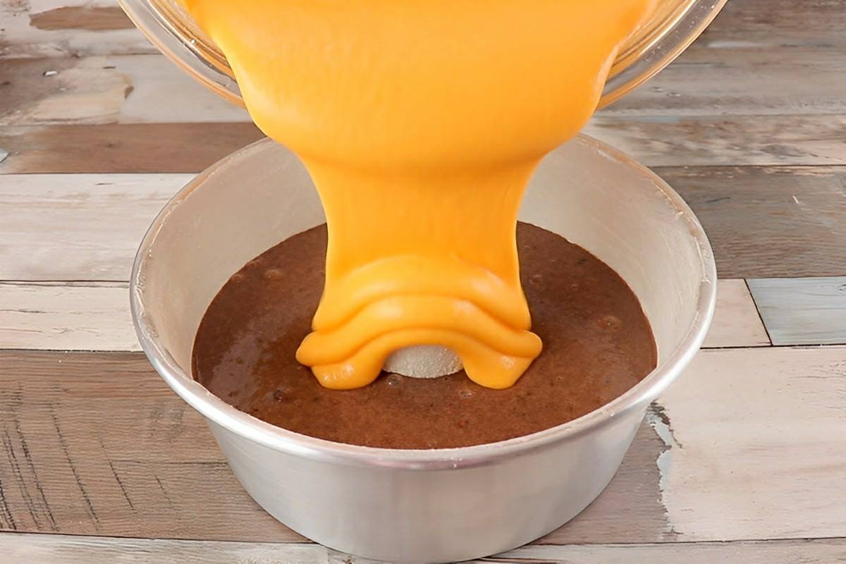 Bolo de cenoura invertido que já sai do forno com cobertura de brigadeiro uma delícia