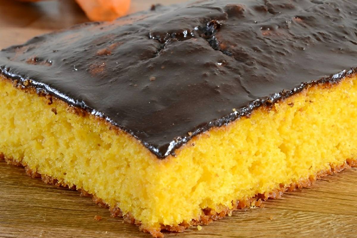 Bolo de cenoura simples de liquidificador é só bater os ingredientes e levar para assar