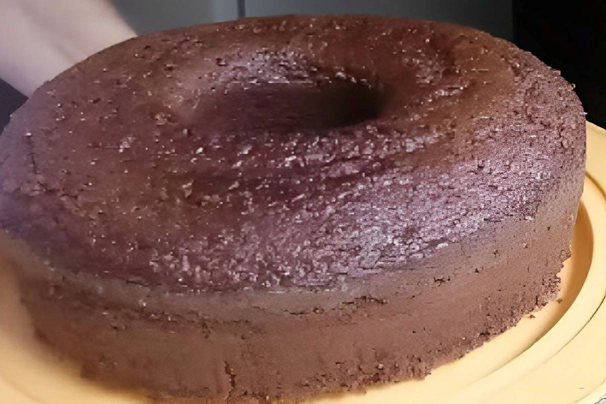 Bolo de chocolate batido à mão simples fofinho e delicioso para servir no lanche ou café