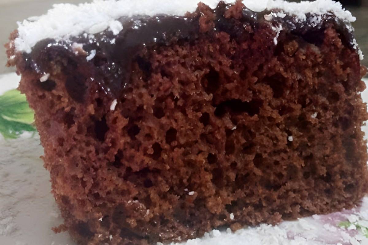 Bolo de chocolate simples batido à mão muito fofinho delicioso e perfeito para o lanche
