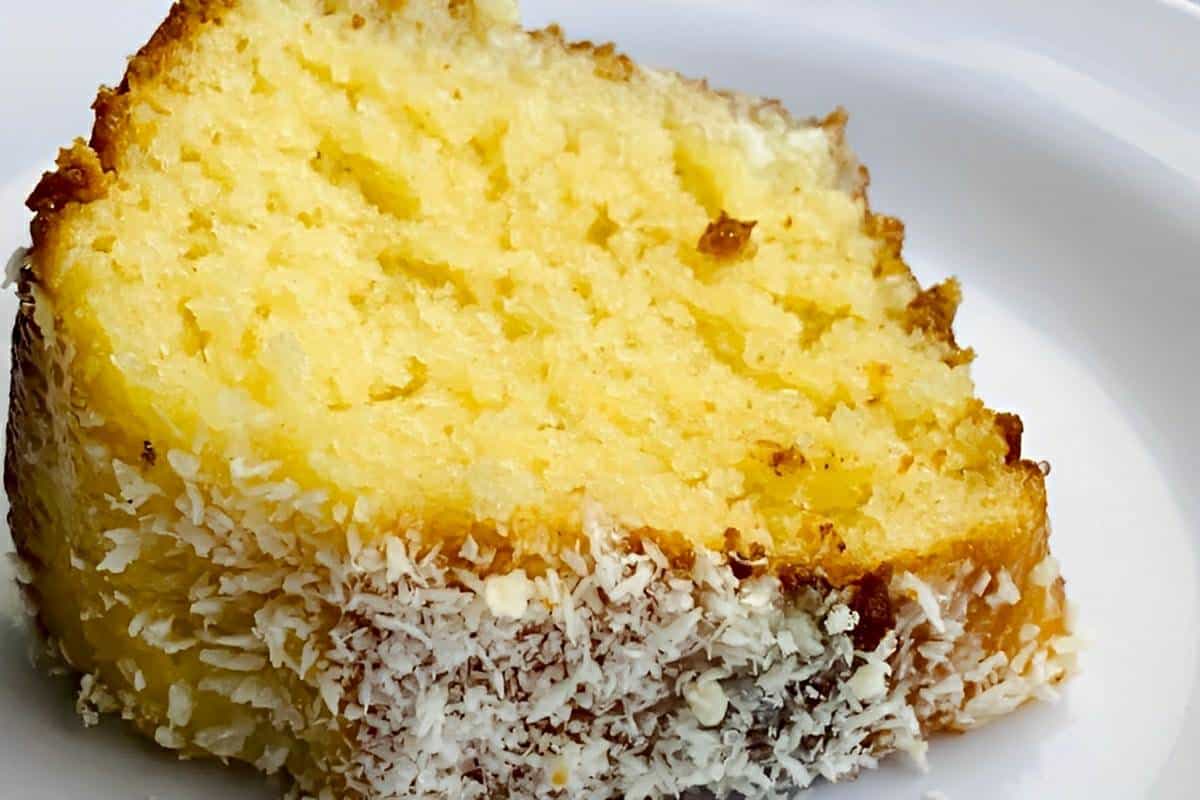 Bolo de coco de liquidificador muito fácil de fazer é só bater os ingredientes e levar ao forno