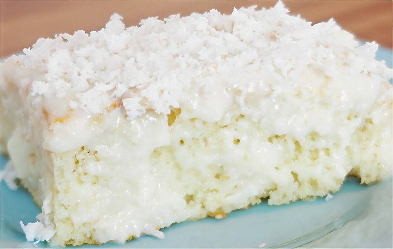 Bolo de coco gelado molhadinho e cremoso para embrulhar no papel alumínio e servir a qualquer hora