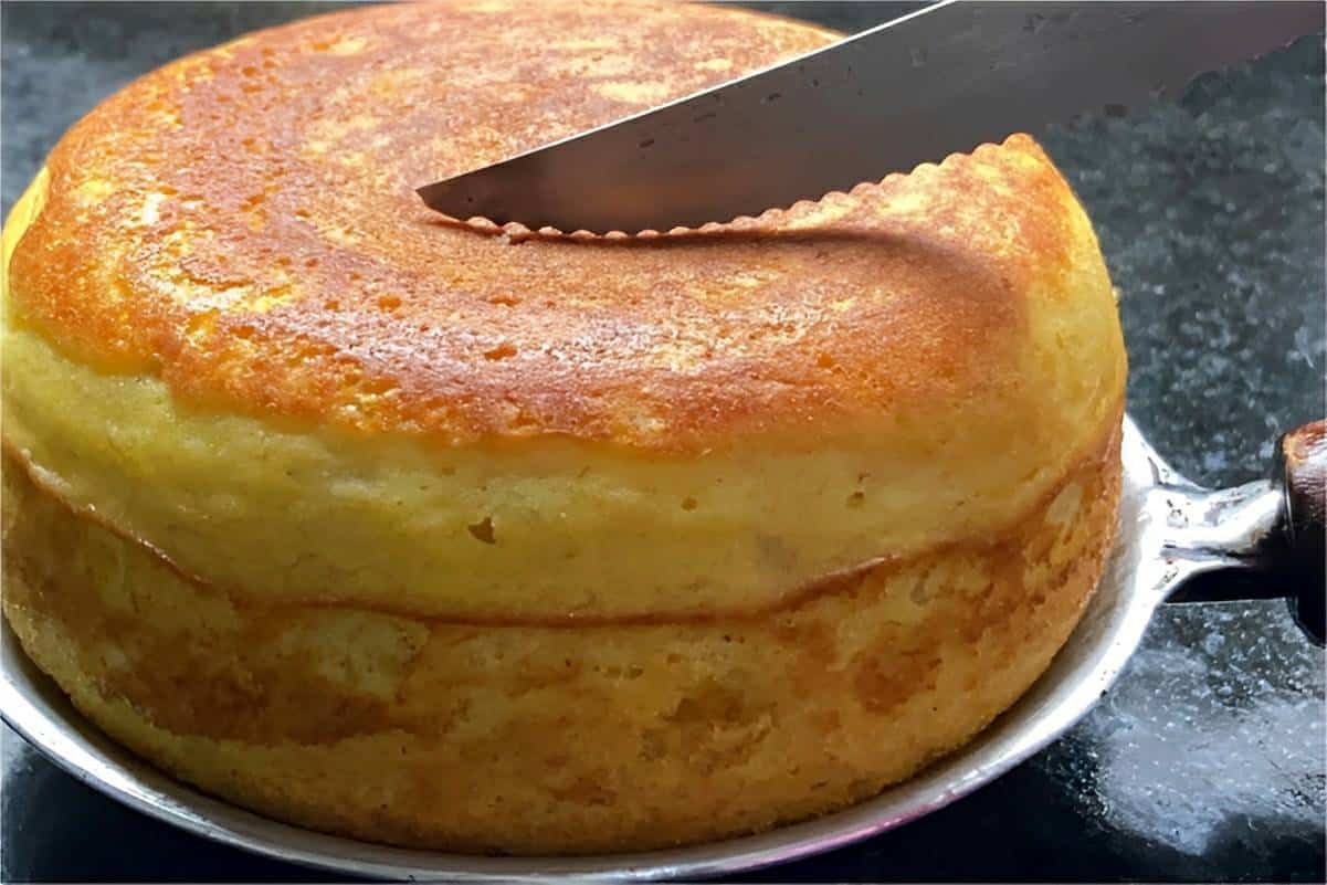Bolo de frigideira muito fácil de fazer e fica pronto em poucos minutos perfeito pro café