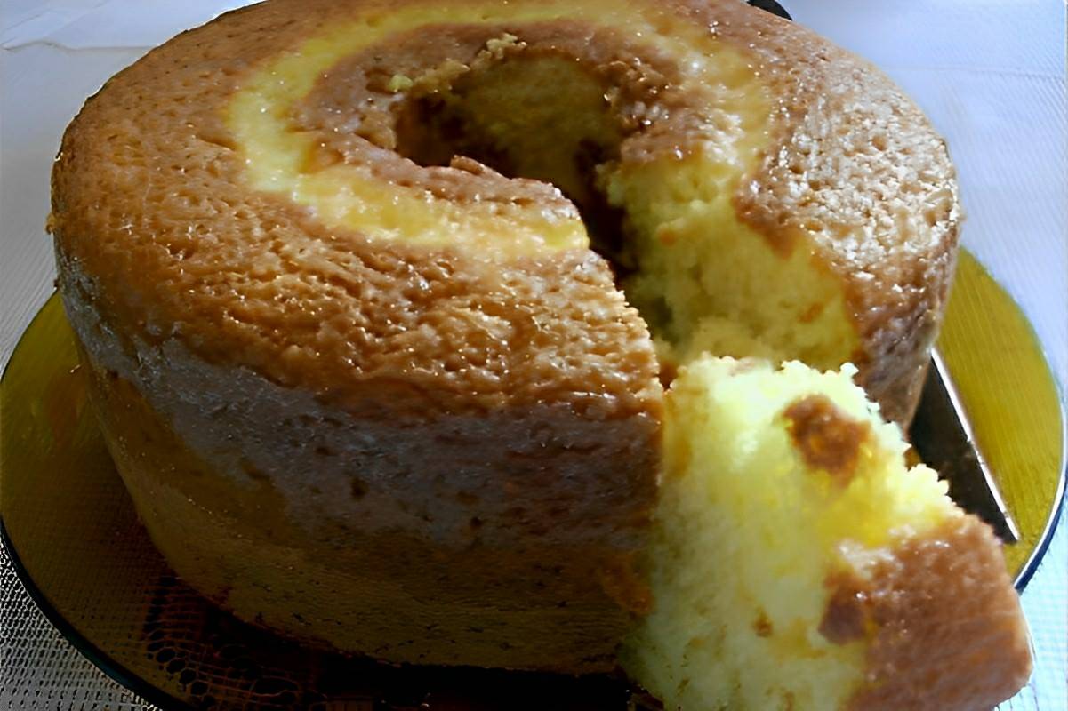 Bolo de fubá com laranja de liquidificador fofinho e molhadinho para servir no lanche ou café