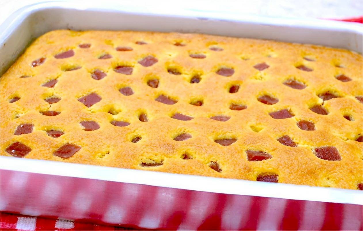 Bolo de fubá com pedaços de goiabada ele já sai do forno recheado e pronto pra comer