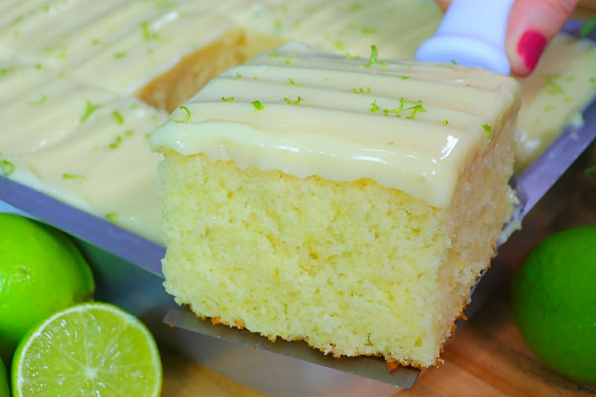 Bolo de limão com cobertura de leite condensado irresistível e muito fácil de preparar