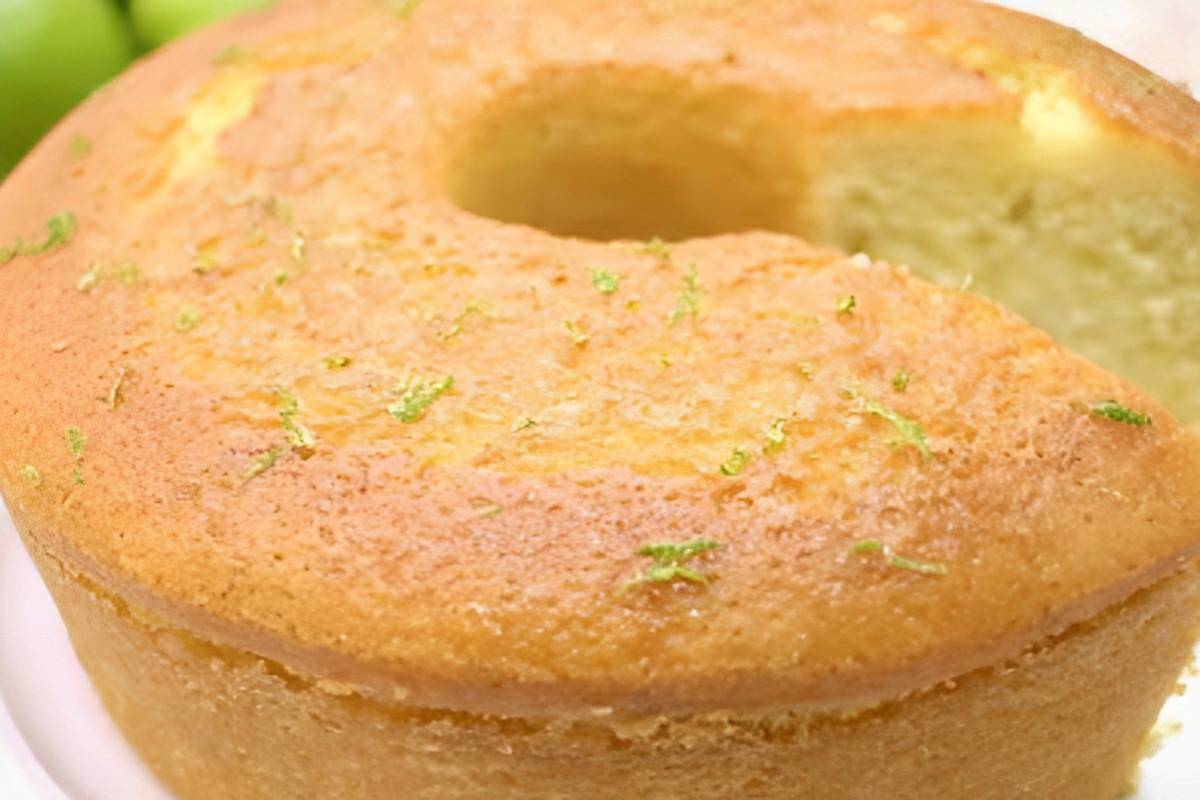 Bolo de limão da vovó coberto com deliciosa calda de limão muito fofinho e molhadinho