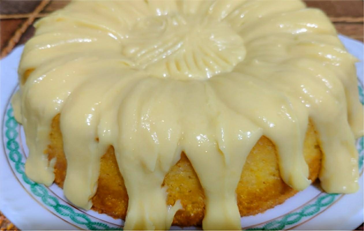 Bolo de milho coberto com brigadeiro de milho uma delícia perfeita pro seu café ou lanche