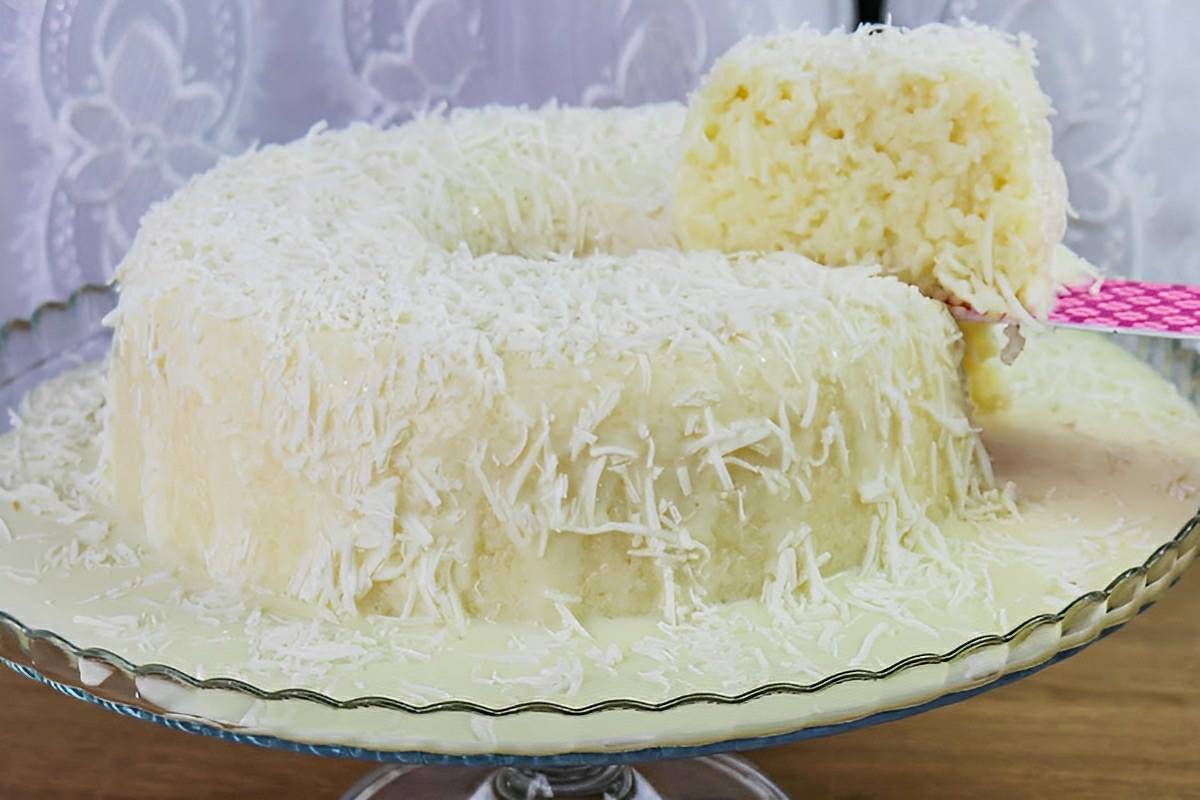 Bolo de tapioca com calda 4 leites não vai ao forno é simples e fica uma delícia