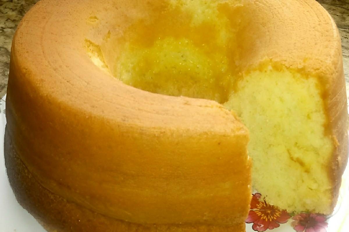 Bolo de tapioca de liquidificador fofinho e delicioso para servir com café ou chá