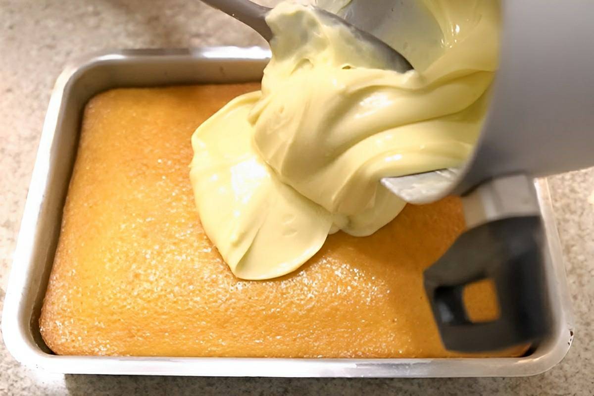 Bolo moça cremosa uma massa fofinha coberta com creme de leite moça e leite em pó uma delícia