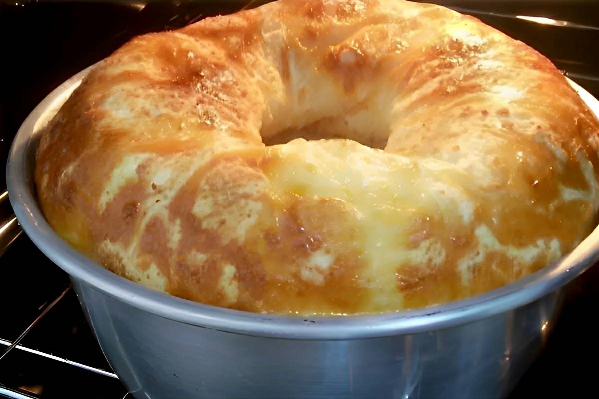 Bolo pão de queijo basta bater os ingredientes no liquidificador levar ao forno e está pronto