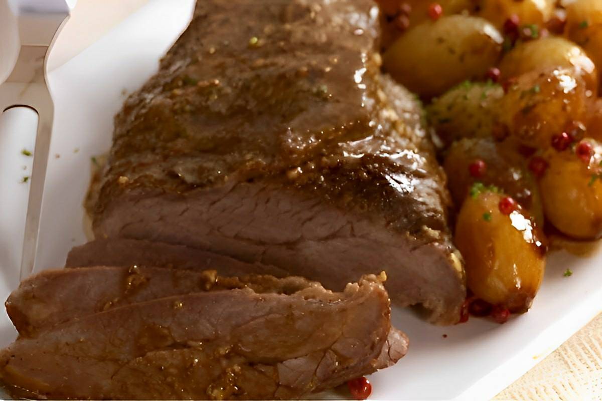 Carne assada na panela de pressão com batatas fica uma delícia perfeita para o dia a dia
