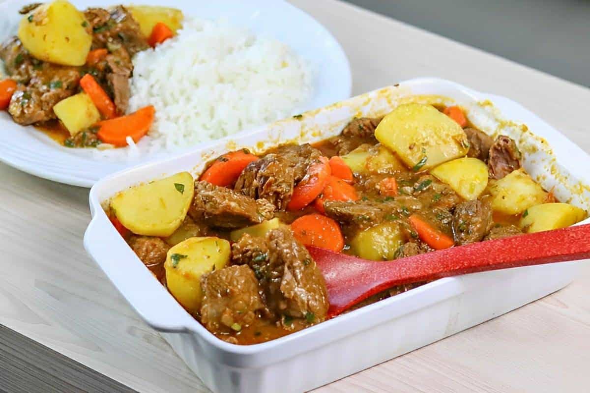 Carne de panela com batata e cenoura bem suculenta e deliciosa para qualquer dia da semana