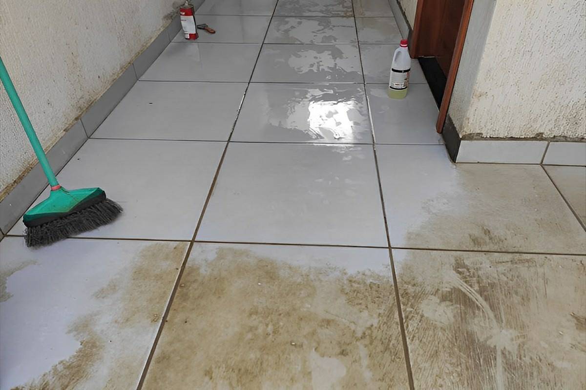Como limpar piso encardido do quintal com essa misturinha mágica de 2 produtos caseiros