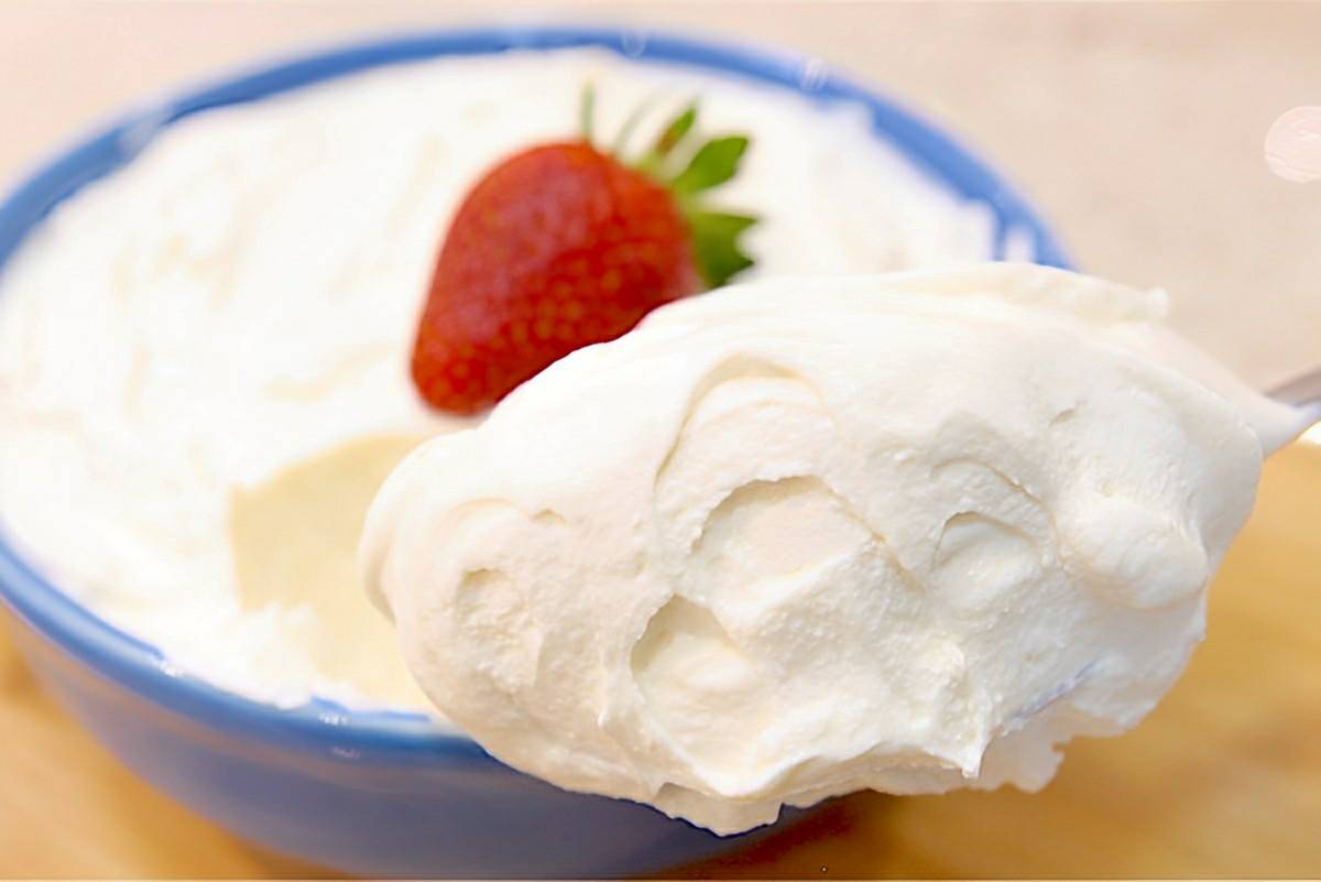 Misturei leite e iogurte natural e fiz um delicioso iogurte grego caseiro para toda a família