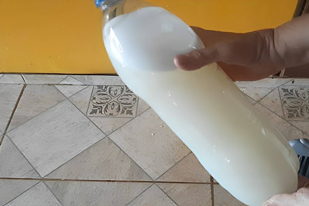 Misturei esses produtos e fiz um poderoso limpa pisos e tira manchas deixou meu piso novo sem esforço