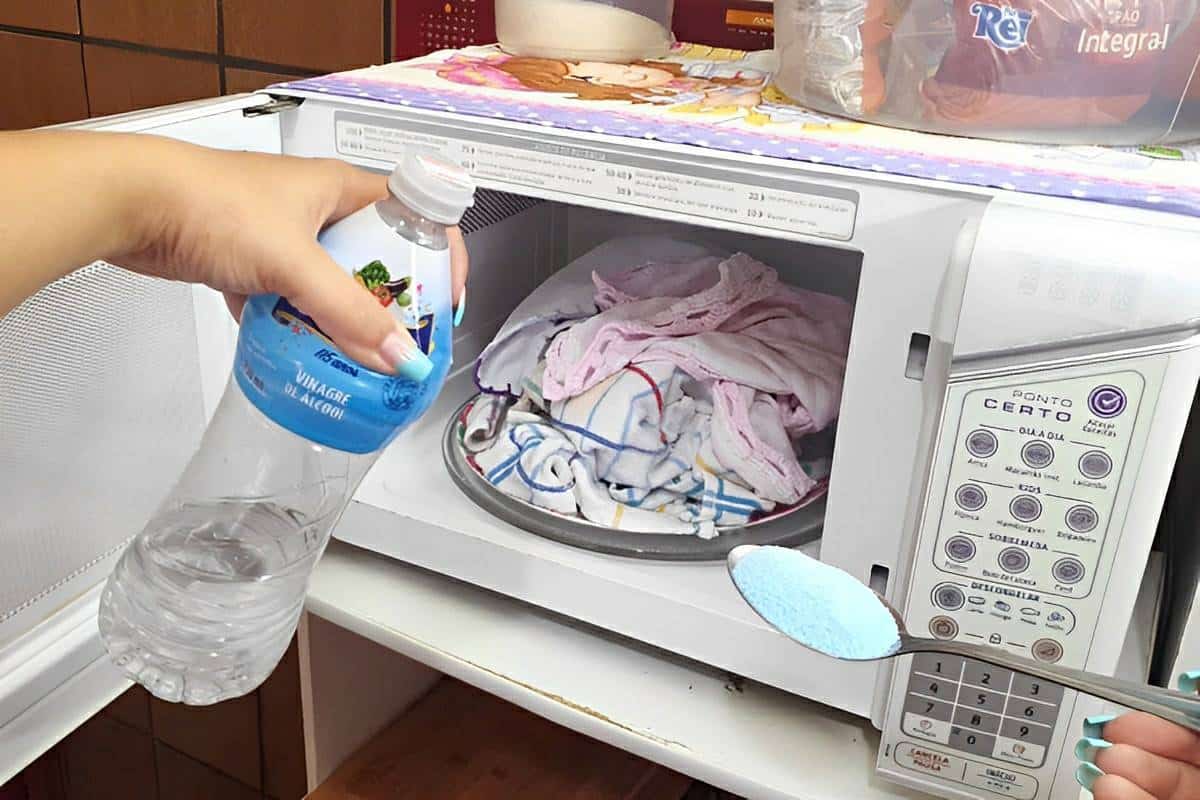 Coloquei panos de prato no micro-ondas com essa misturinha caseira e eles ficaram novos