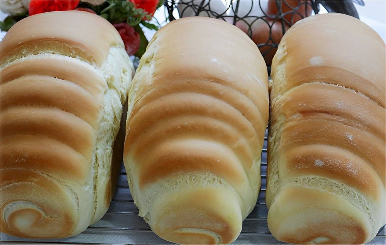 Pão caseiro sem ovos nem leite muito macio e fofinho para servir no lanche ou café