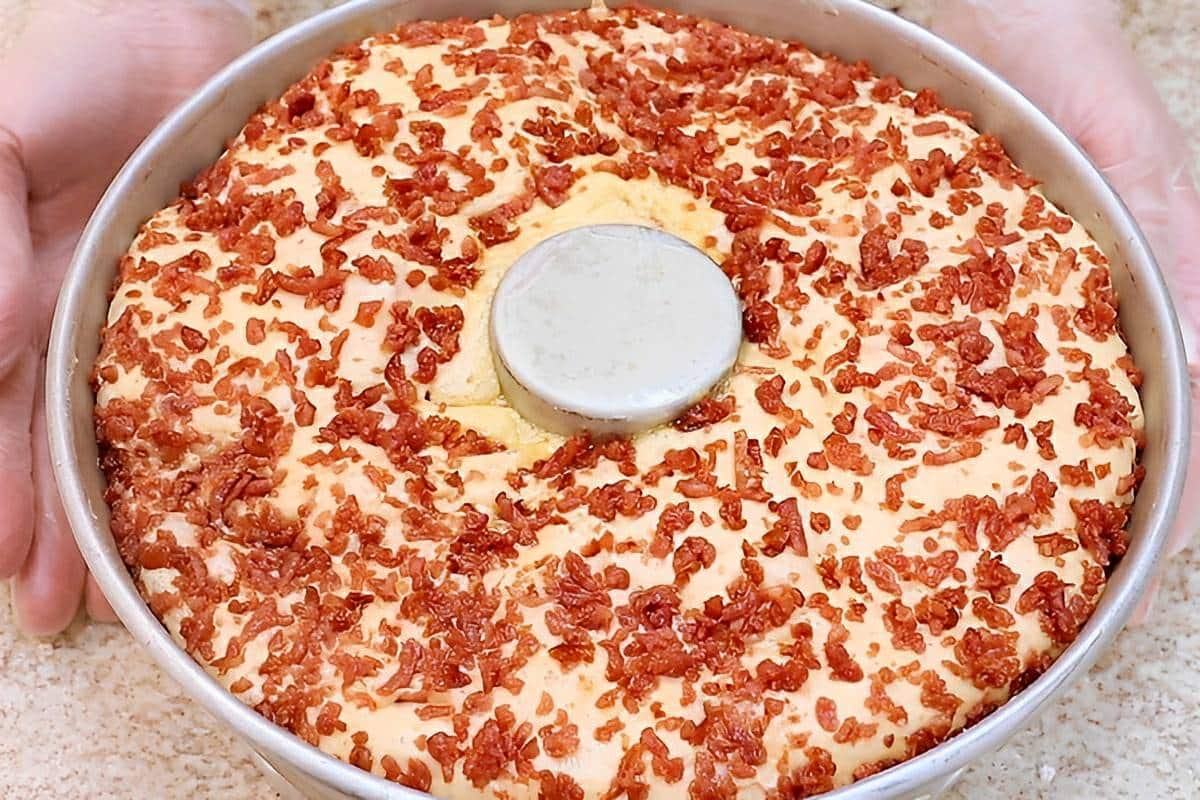 Pão caseiro recheado com calabresa fácil basta misturar os ingredientes da massa e enformar