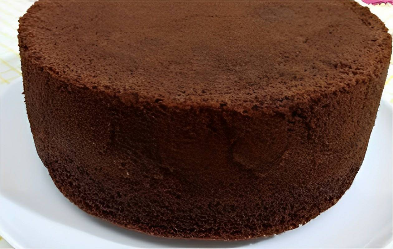 Pão de ló de chocolate fofinho e delicioso perfeito para bolos recheados e decorados