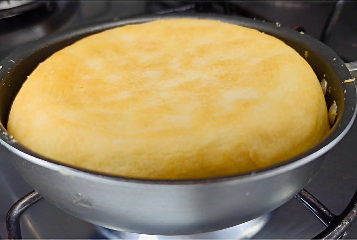 Pão de tapioca na frigideira leve saudável e perfeito para servir no lanche ou café