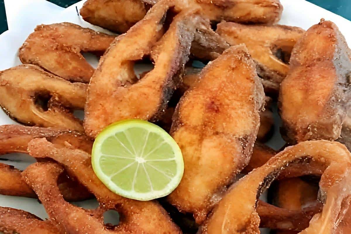 Peixe frito crocante e sequinho uma delícia para servir no almoço ou jantar
