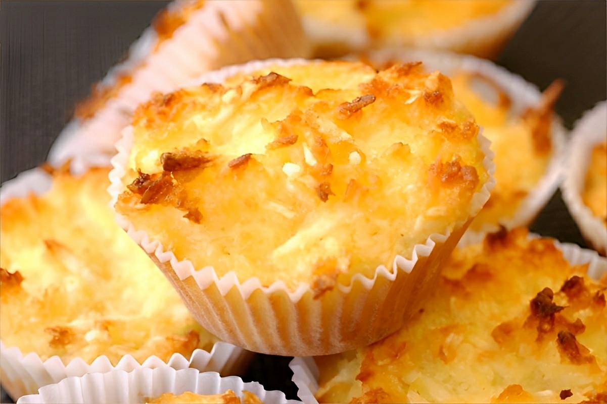Queijadinha fácil a deliciosa mistura de coco ralado com queijo para a sobremesa ou o lanche
