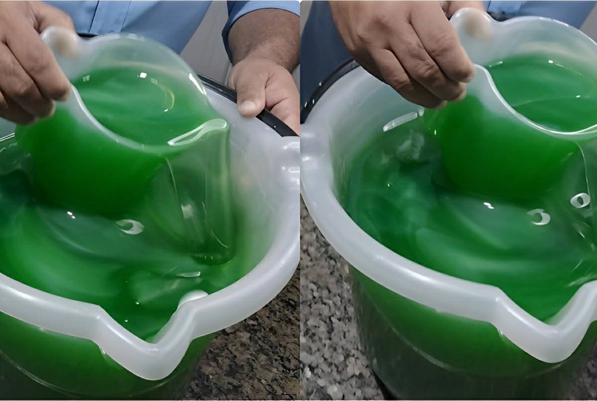 Sabão líquido para lavar roupas rende bastante limpa de verdade e retira manchas