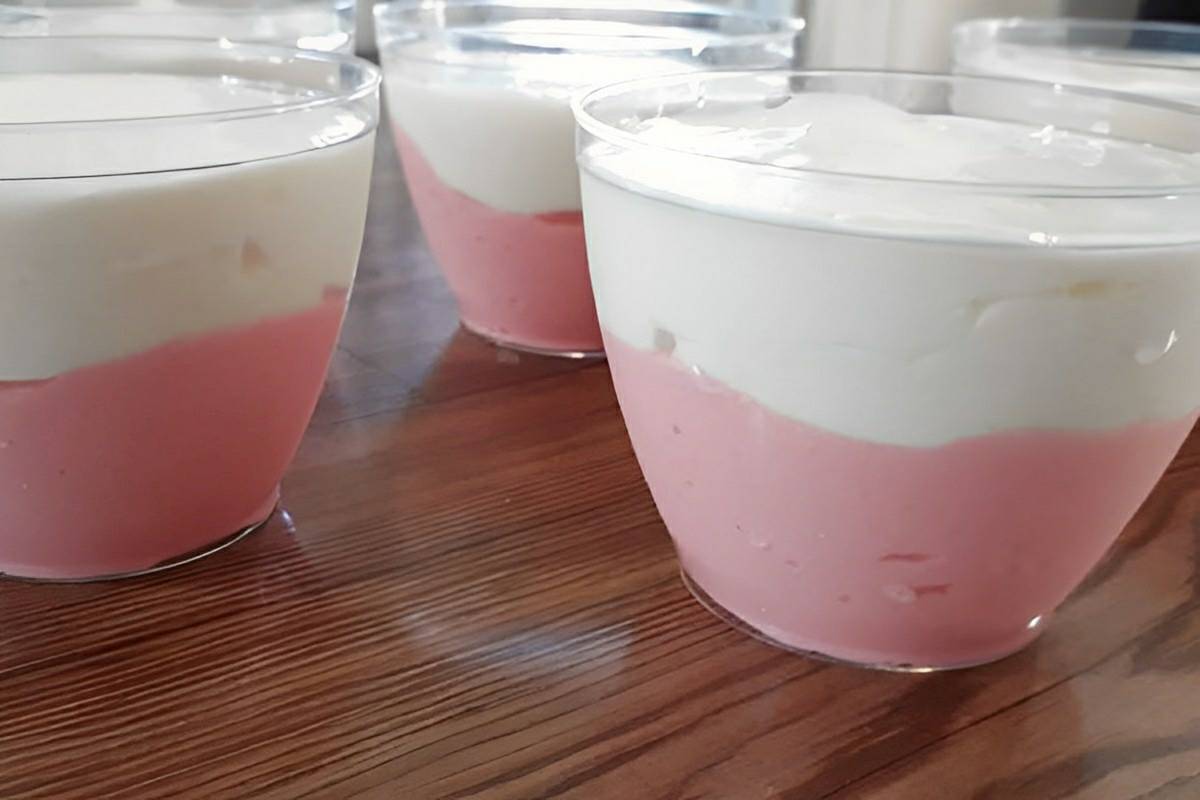 Misturei suco em pó e mais 1 ingrediente e fiz essa deliciosa sobremesa de 2 ingredientes no pote