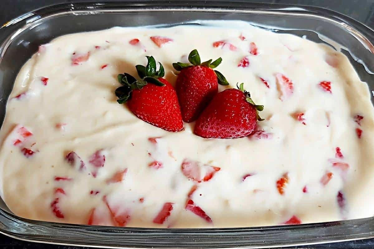 Sobremesa de morango simples e prática perfeita para qualquer dia da semana