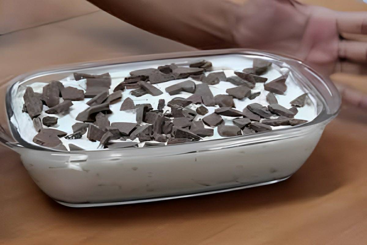 Sobremesa gelada de leite condensado rápida fácil e feita com poucos ingredientes