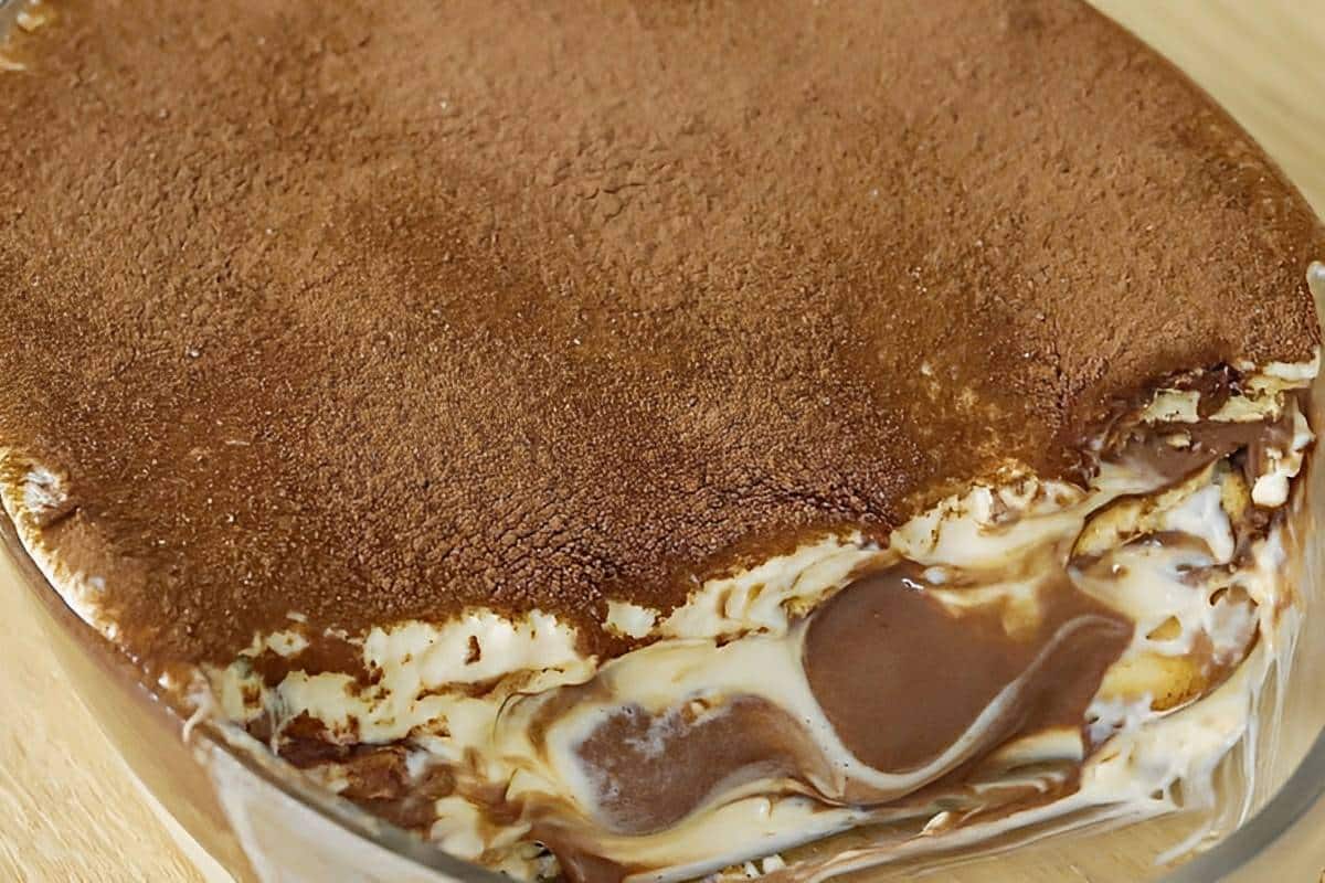 Sobremesa gelada pronta em 10 minutos feita com leite ninho e chocolate uma delícia