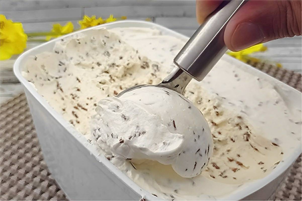 Sorvete de flocos com apenas 3 ingredientes fica uma delícia e é muito simples de preparar