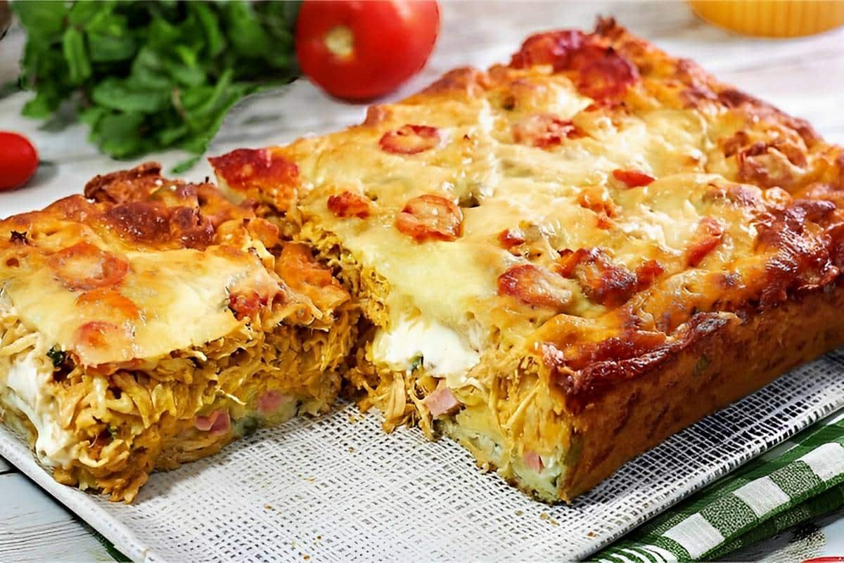 Torta de frango com massa italiana diferente deliciosa e perfeita para o lanche
