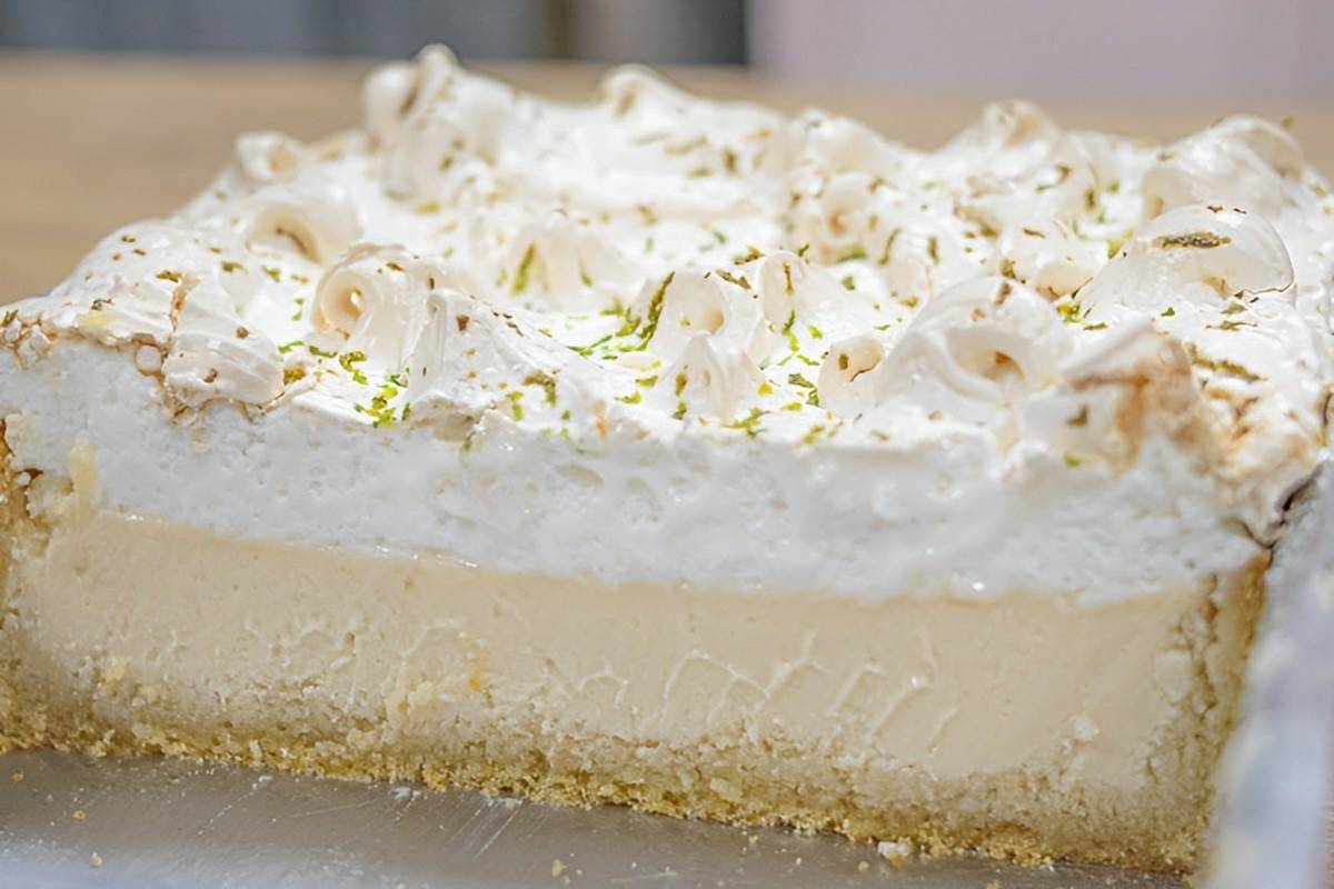 Torta de limão na forma com cobertura de merengue deliciosa e irresistível