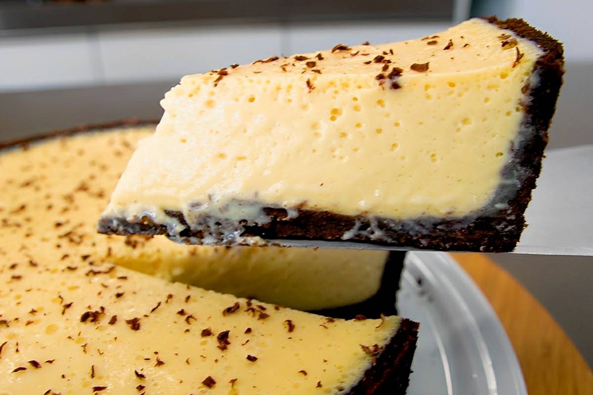 Torta mousse de maracujá com chocolate feita no liquidificador muito simples e prática