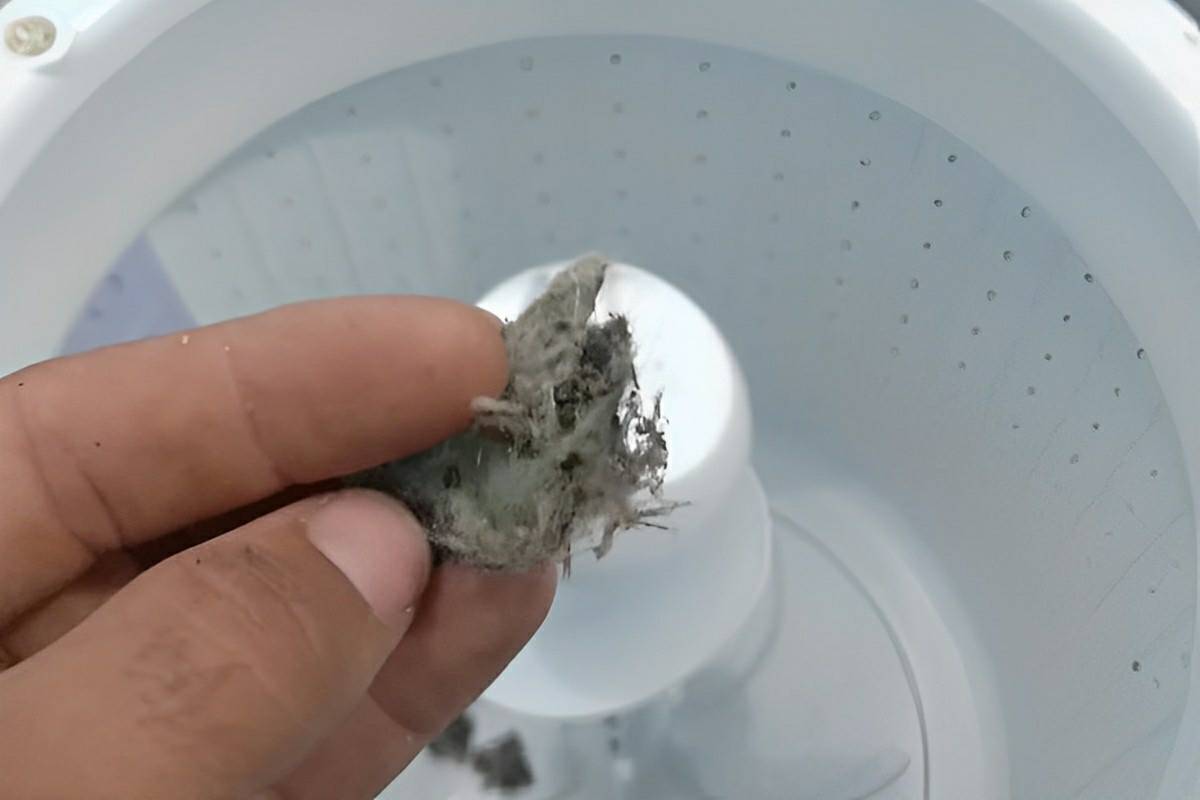 Acabe com os fiapos de roupa da sua máquina de lavar com um truque muito simples e eficiente