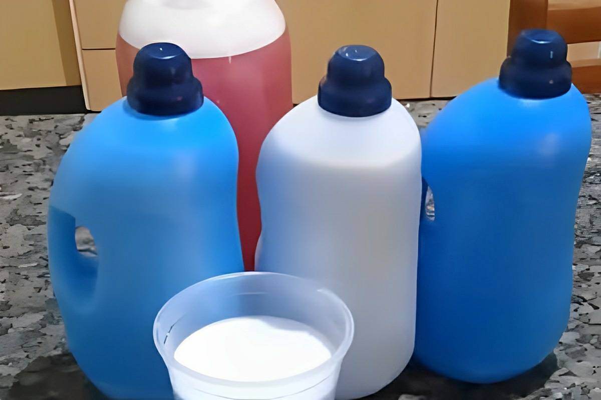 Amaciante de roupas caseiro feito com 4 ingredientes deixa as roupas macias e perfumadas
