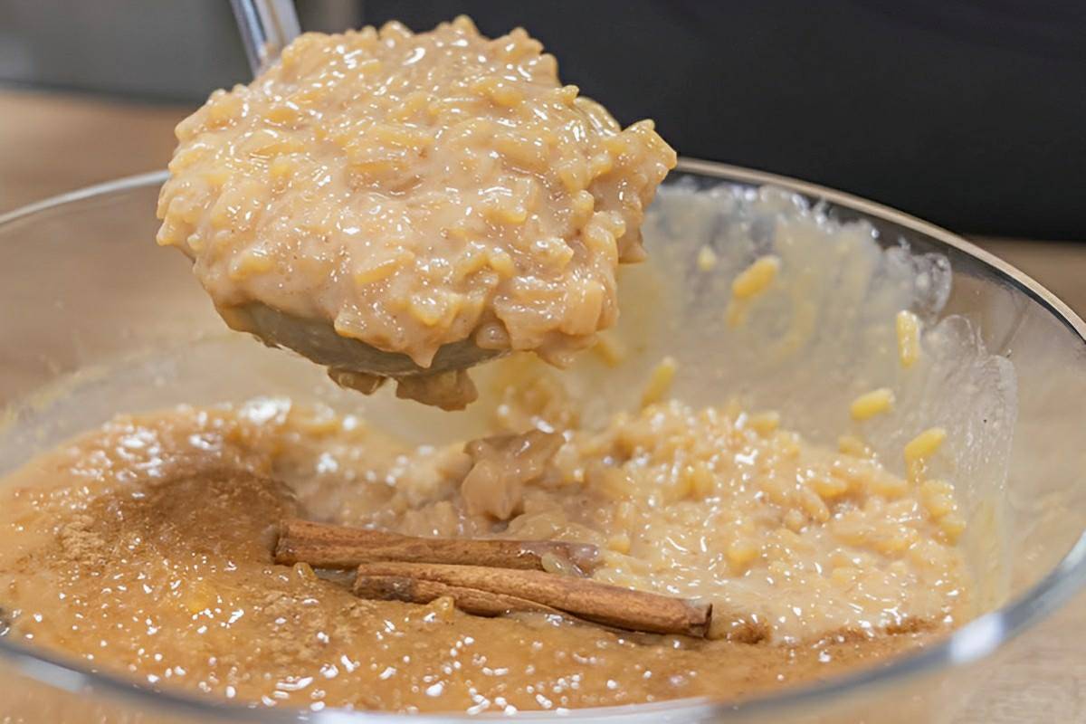Arroz doce caramelado com 3 ingredientes uma sobremesa deliciosa para servir quente ou fria