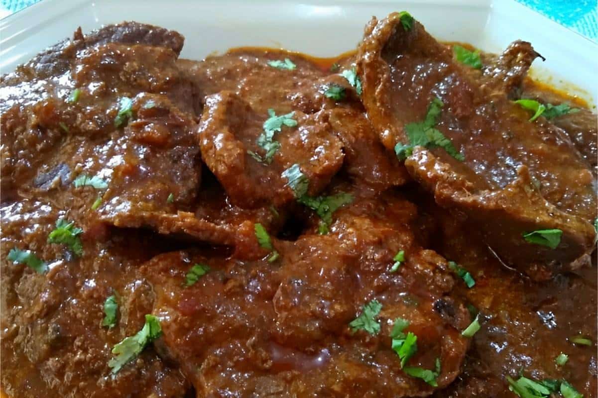 Bife ao molho feito na panela de pressão suculento e saboroso para o seu almoço ou jantar