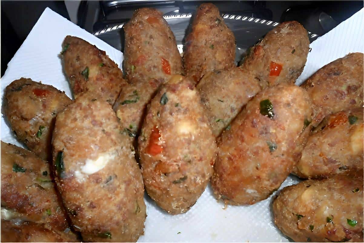 Se você tem pão amanhecido já pode preparar esse delicioso bolinho de carne frito