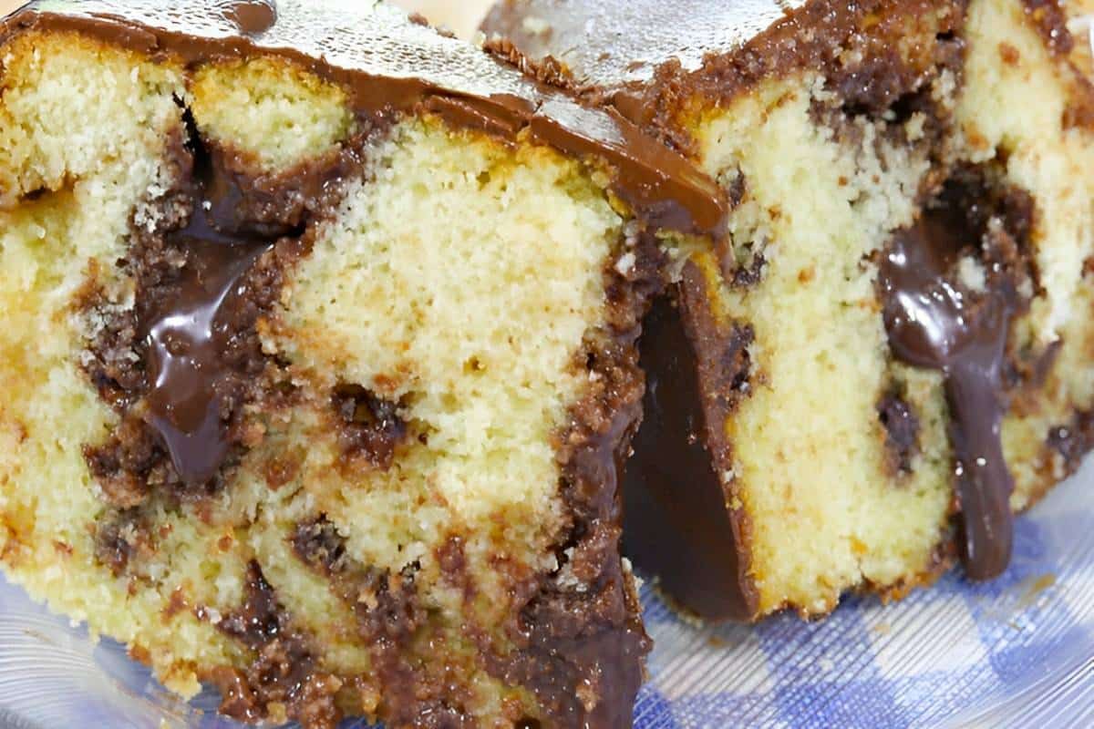 Bolo bomba de chocolate um bolo com muito chocolate perfeito para sua páscoa