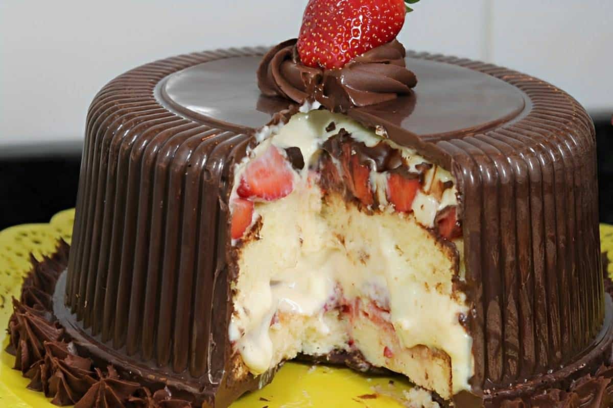 Bolo bombom de Páscoa com recheio de creme e morangos simplesmente irresistível