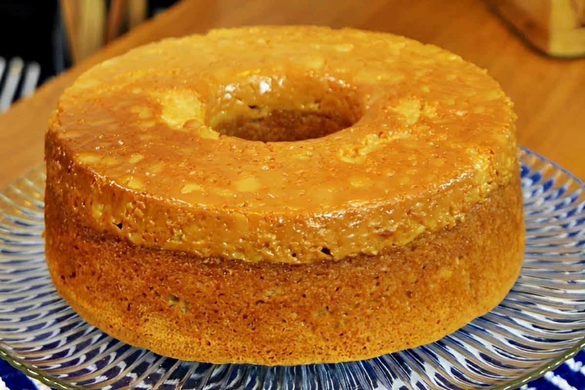 Coloque leite condensado no fundo da forma do bolo e fiz um delicioso bolo churros invertido