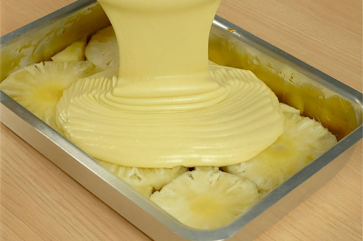 Bolo de abacaxi invertido feito com a fruta fica uma delícia perfeito para o lanche da tarde
